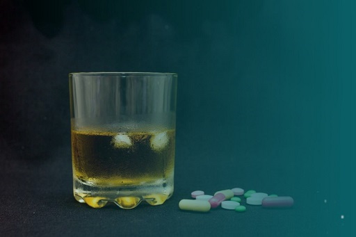 антибиотики и алкоголь на столе